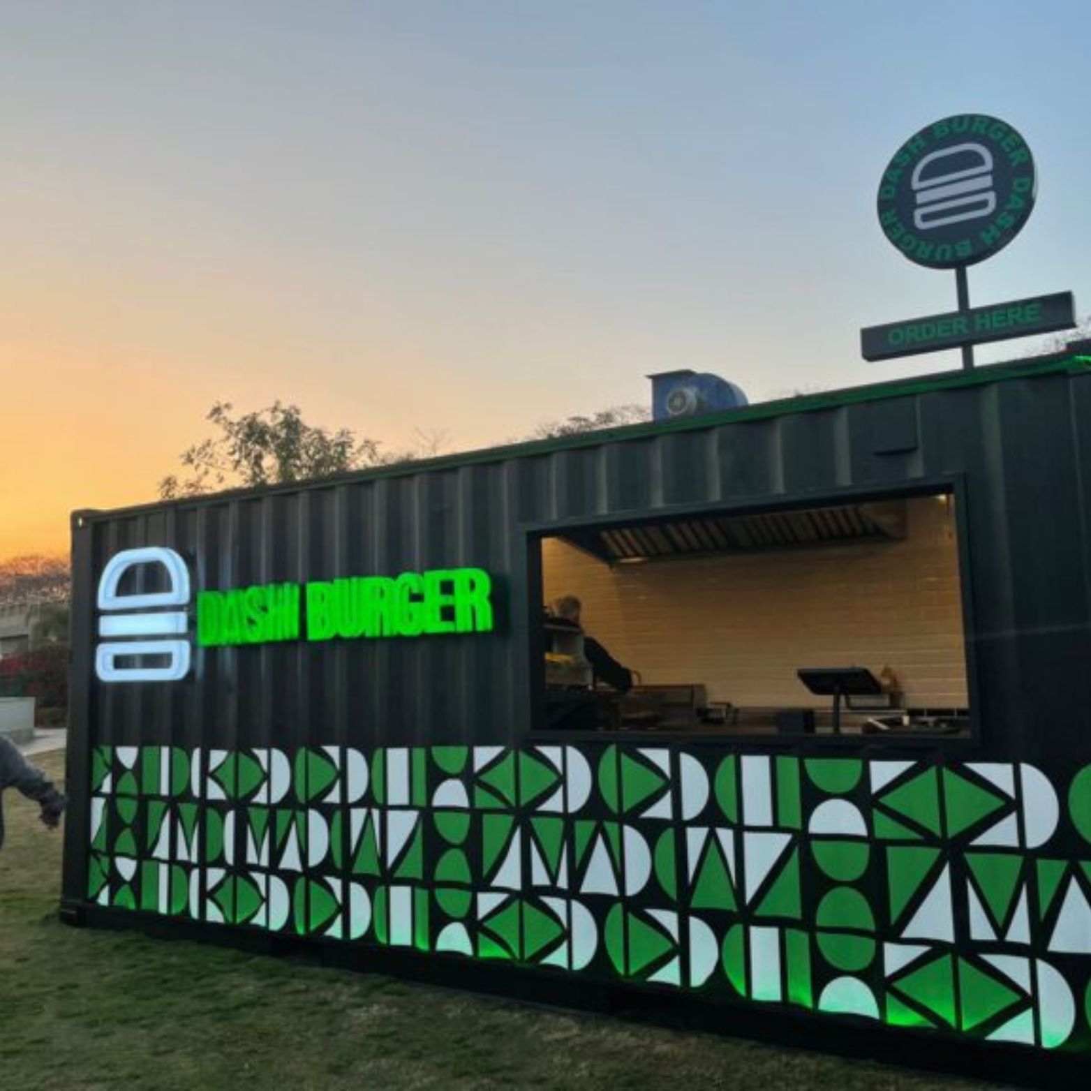 كونتينر مطعم , حاويات